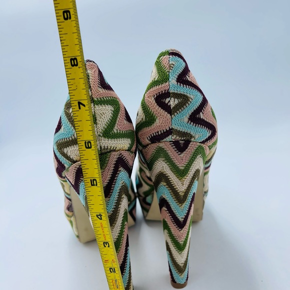 Madden Girl “Malley” Zigzag Chevron Multi Color Green Beige Platform Pumps - Picture 3 of 8